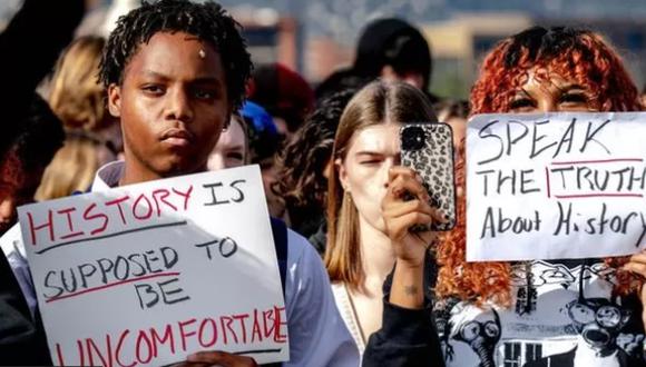 Protesta en California en contra de la prohibición de la enseñanza de la teoría crítica de la raza. (GETTY IMAGES)