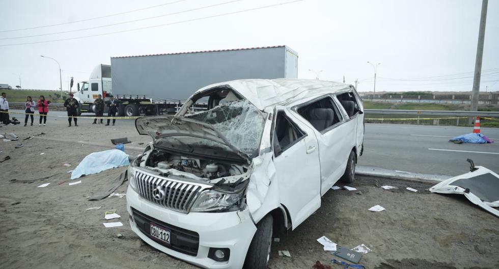 La minivan de color blanca se despistó en el kilómetro 25 de la Panamericana Sur, a la altura de la refinería Conchán (Britanie Arroyo)