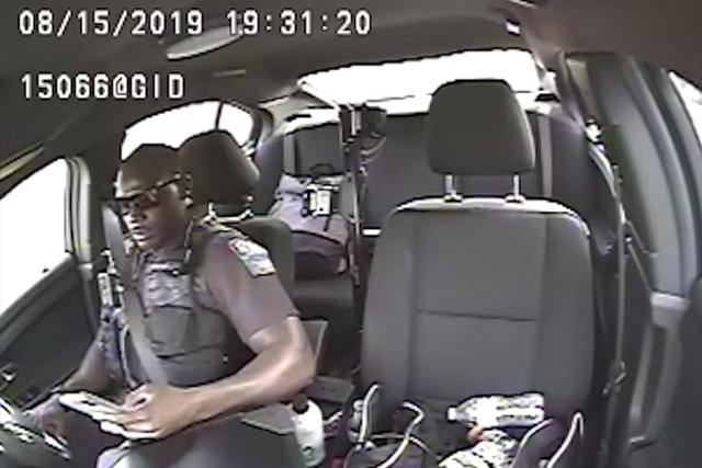 Un policía de Estados Unidos protagoniza un violento choque mientras revisaba su celular. El video es viral en YouTube. (PoliceActivity)