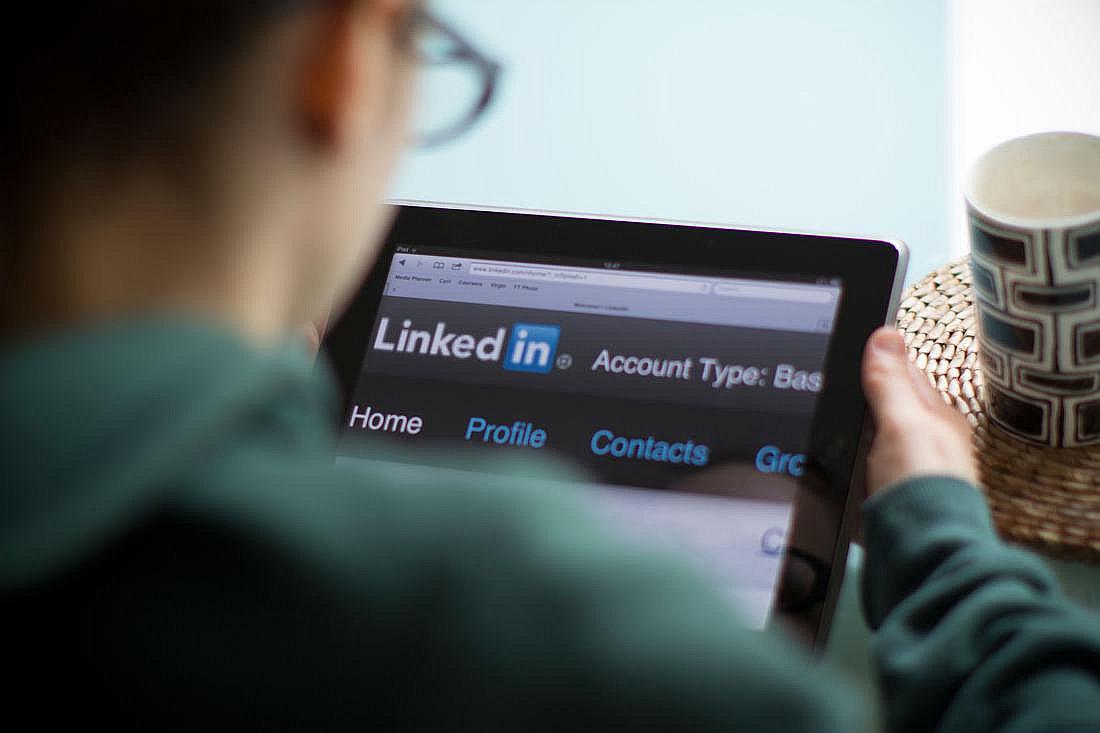 LinkedIn es la mayor red profesional para hacer networking aunque, en muchos casos, hay profesionales que emplean su perfil para otros intereses (Foto: AFP)