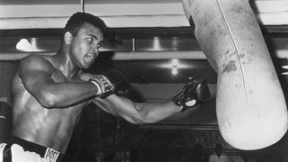 Un día como hoy, Muhammad Ali se negó a combatir en la Guerra de Vietnam y lo despojaron de sus títulos