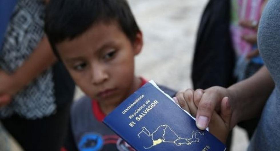 Los menores de padres de Honduras, El Salvador y Guatemala podrán viajar legalmente a EEUU. (Foto: laopinion.com)