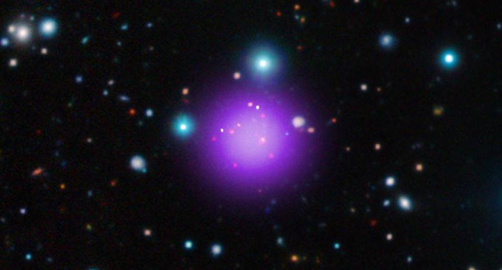 C&uacute;mulo de galaxias  CL J1001 0220. (Foto: X-ray: NASA/CXC/CEA/T. Wang et al; Infrared: ESO/UltraVISTA; Radio: ESO/NAOJ/NRAO/ALMA)