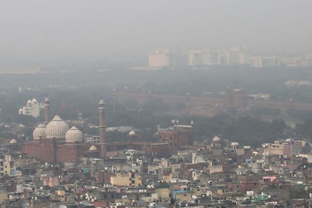 Una vista general muestra la ciudad envuelta en un fuerte smog en Nueva Delhi, India, el 22 de octubre de 2020. (EFE/EPA/RAJAT GUPTA).