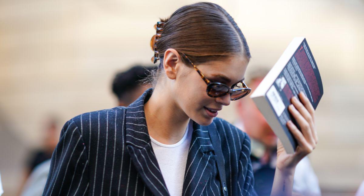 Kaia Gerber se dejó ver con un libro de Mario Vargas Llosa. (Getty Images)