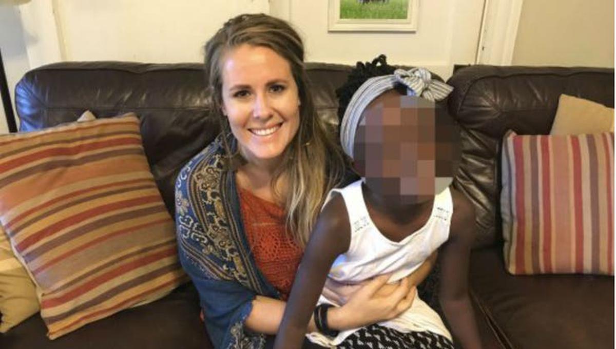 Renee Bach, la misionera estadounidense enjuiciada por la muerte de 105 niños en Uganda.