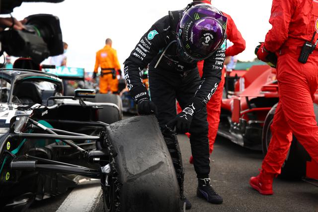 Así quedó el neumático de Lewis Hamilton tras el Gran Premio de Gran Bretaña, en Silverstone | Foto: AP