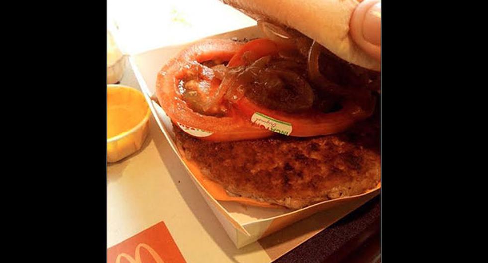 Mira lo que encontró este cliente en su hamburguesa de McDonald\'s. (Foto: Alfonso Pacora / Facebook)