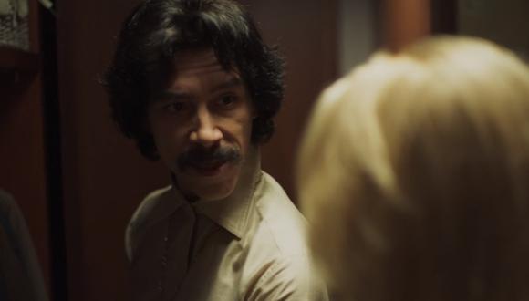 Luisito Rey (Oscar Jaenada) en una escena del capítulo 11 de la serie sobre Luis Miguel. (Foto: Netflix)