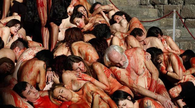 España: Activistas desnudos critican uso de pieles de animales - 5