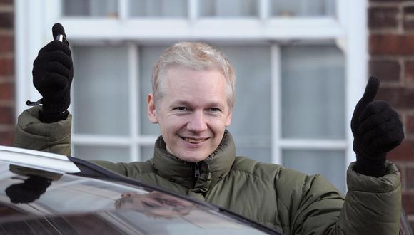 Imagen de archivo | El fundador de WikiLeaks, Julian Assange, da el visto bueno después de una visita a la comisaría de policía de Beccles en Suffolk, al este de Inglaterra, el 17 de diciembre de 2010, según lo estipulado en las condiciones de su fianza. Assange dijo el viernes que era "cada vez más probable" que Estados Unidos intentara extraditarlo por cargos relacionados con WikiLeaks, ya que pasó su primer día bajo fianza en una casa de campo inglesa. AFP PHOTO/CARL COURT (Foto de CARL COURT / AFP)