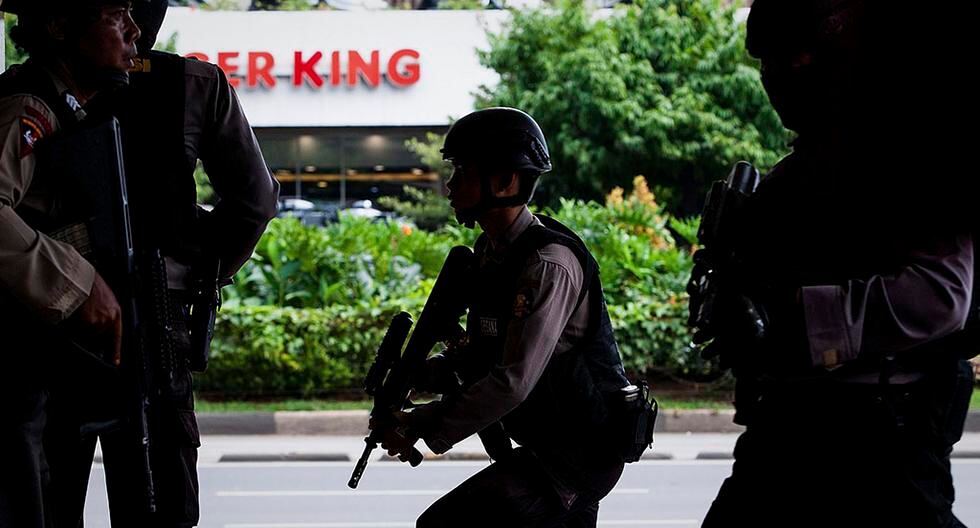 Una cadena de explosiones y disparos en el centro de la capital de Yakarta ha provocado la muerte de siete personas, aunque el balance de víctimas es provisional. (Foto: Getty Images)