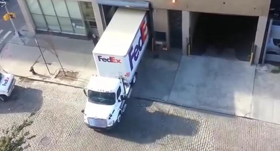Una forma impecable de estacionar enorme camión. (Foto: Captura)