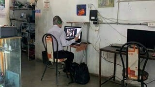 Maestro sin acceso a Internet desde casa imparte clases virtuales desde un cibercafé