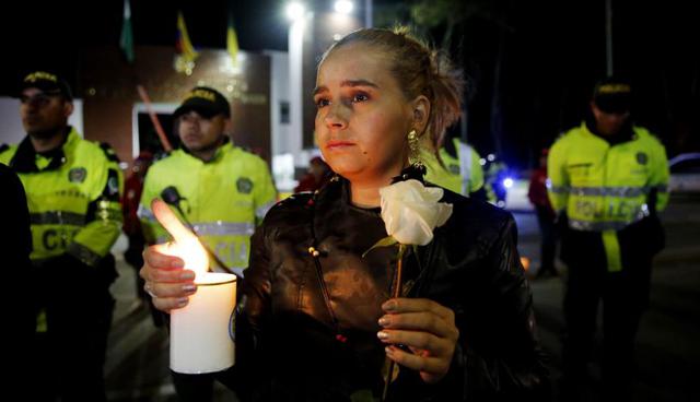 Decenas de colombianos recuerdan a los muertos en atentado de Bogotá.&nbsp;(Foto: EFE).