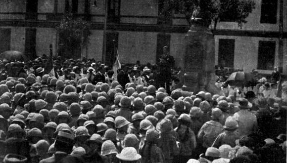 El 11 de mayo de 1924, se celebró por primera vez el “Día de la Madre” en el Perú. La foto muestra una ceremonia oficial ante el busto de Juana Alarco de Dammert, en las cercanías del Parque de la Exposición. (Foto: Revista Variedades)