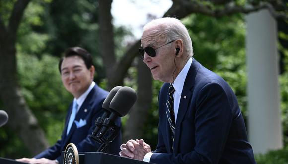 El presidente de los Estados Unidos, Joe Biden, y el presidente de Corea del Sur, Yoon Suk Yeol, participan en una conferencia de prensa en el Rose Garden de la Casa Blanca en Washington, DC, el 26 de abril de 2023 (Foto: Brendan SMIALOWSKI / AFP)