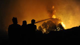 Bomberos luchan contra tres grandes incendios forestales en Grecia [VIDEO]
