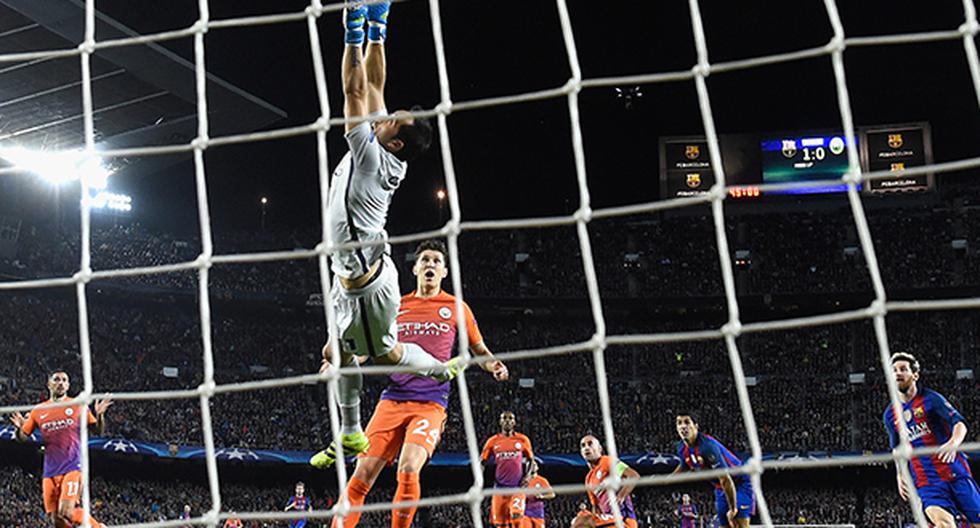 Si bien Manchester City no pudo ante el FC Barcelona, Claudio Bravo fue tendencia en redes por esta increíble atajada ante el disparo de Luis Suárez. (Foto: Getty Images)