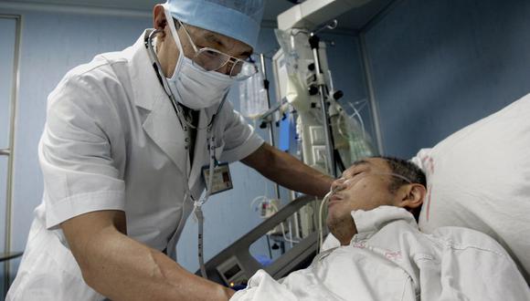 El principal experto chino en síndrome respiratorio agudo severo (SARS), Zhong Nanshan, examina a uno de sus pacientes durante sus rondas en la sala de enfermedades infecciosas del Instituto de Enfermedades Respiratorias de Guangzhou el 10 de junio de 2005. (Foto de GOH CHAI HIN / AFP).