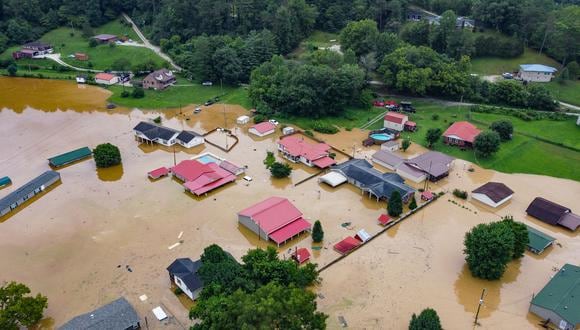 Vista aérea de casas sumergidas bajo las aguas de la inundación del North Fork del río Kentucky en Jackson, Kentucky, el 28 de julio de 2022. (Foto: LEANDRO LOZADA / AFP)
