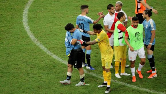 Una vez consumada la eliminación de Uruguay, Pedro Gallese, quien le atajó el penal a Luis Suárez, fue a consolar al delantero del Barcelona. (Foto: AFP)