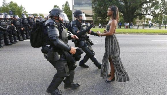 Mujer se enfrentó sola a 3 policías en protesta antiracial