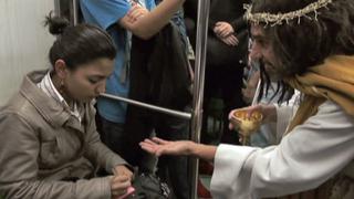 Un Jesús "supercívico" en el metro de México [VIDEO]