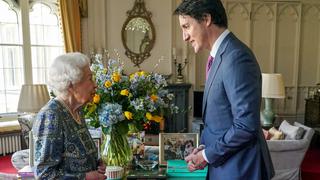 Isabel II recibe a Justin Trudeau y muestra un ramo de flores con los colores de Ucrania