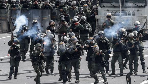 La Guardia Nacional Bolivariana de Venezuela reprimiendo la protesta del lunes en Caracas. (AFP).