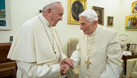 Benedicto XVI  y el papa Francisco en una imagen del 21 de diciembre del 2018. (Foto: AFP).