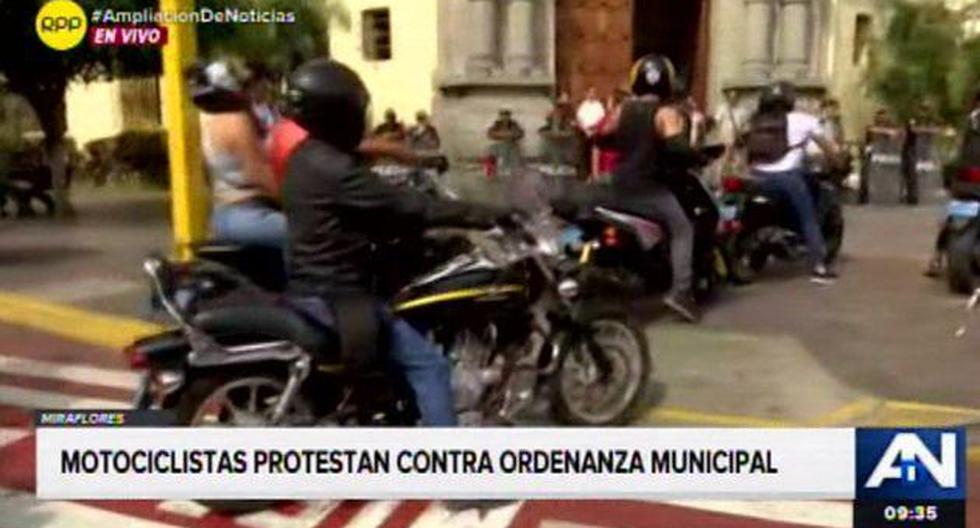 Comunidad Motera del Perú protestan en el frontis de la Municipalidad de Miraflores. (Captura: RPP Noticias)