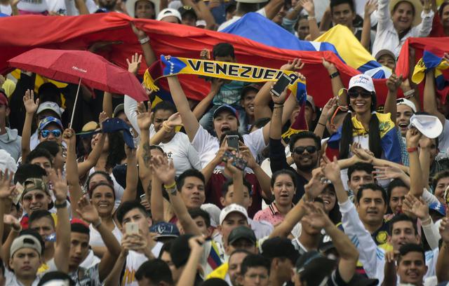Venezuela Aid Live: Multitud ya se encuentra frente al escenario. Foto: AFP
