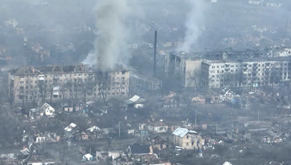 Captura tomada de un rodaje de AFPTV muestra una visión aérea de las destrucciones durante las peleas en la ciudad de Bajmut el 27 de febrero de 2023. (Foto: AFPTV / AFP)