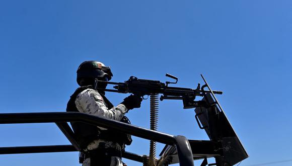 Un oficial de la Guardia Nacional de México hace guardia cerca de donde un hombre fue asesinado dentro de su camioneta en Fresnillo, en el estado de Zacatecas, el 15 de marzo de 2022. (Pedro PARDO / AFP).