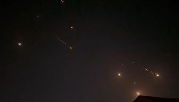 Este vídeo tomado de AFPTV tomado el 14 de abril de 2024 muestra explosiones iluminando el cielo en Hebrón, en la Cisjordania ocupada por Israel, durante un ataque iraní contra Israel. (Foto de AFPTV/AFP)
