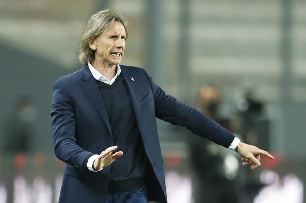 Peru's coach Argentine Ricardo Gareca gestures during the South American qualification football match for the FIFA World Cup Qatar 2022 against Chile, at the National Stadium in Lima on October 7, 2021. (Photo by Daniel APUY / POOL / AFP)
