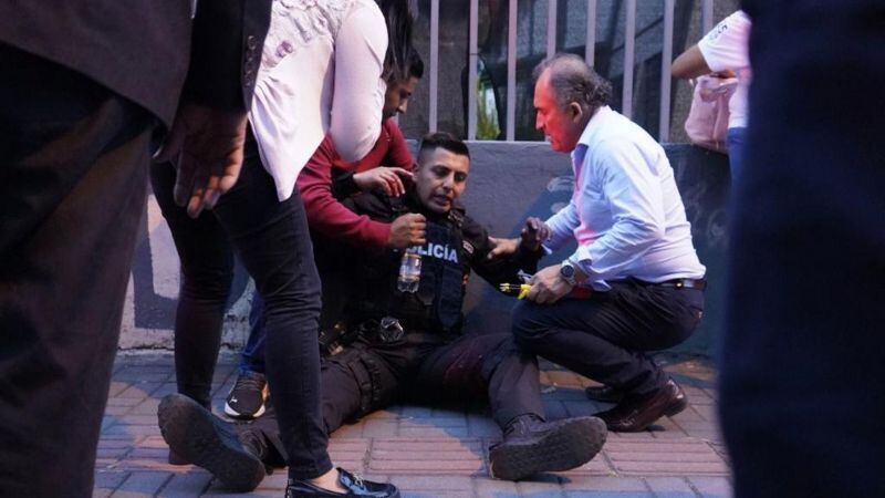A policeman recovers after the attack that caused the death of Fernando Villavicencio.  (Getty Images).