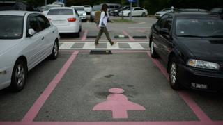 Crean estacionamientos más grandes para mujeres en China