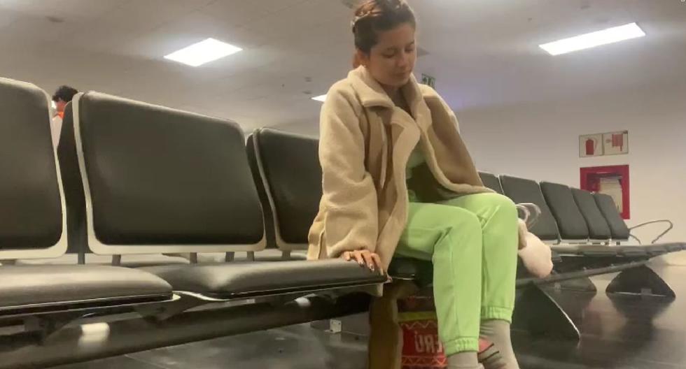 Desde el 30 de enero, Duiliana Sánchez pasa sus días en el área internacional del aeropuerto Jorge Chávez sin que se le permita pisar suelo peruano. Las sillas del terminal son su cama.