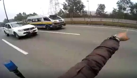 Extracto del video registrado el último sábado en la vía Evitamiento, cuando un conductor de combi intentó darse a la fuga luego de atropellar a una inspectora de tránsito en el paradero Puente Nuevo. (Foto: Captura de video).