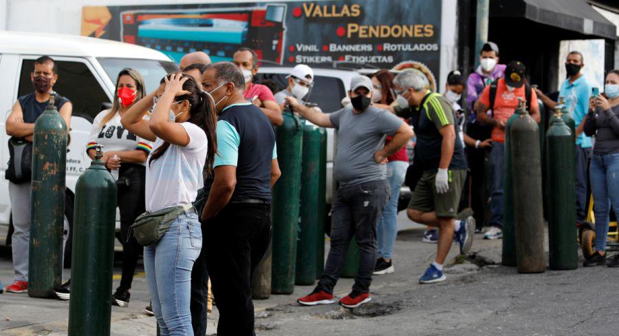 Familiares de pacientes hospitalizados o que reciben atención médica en el hogar, quienes en su mayoría padecen la enfermedad del coronavirus (COVID-19), se reúnen para comprar oxígeno en Caracas, Venezuela. (Foto: REUTERS / Leonardo Fernandez Viloria).