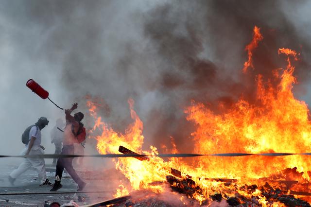 Manifestantes participan en una protesta contra el gobierno de Chile en el segundo aniversario de las protestas y disturbios que sacudieron la capital en 2019, en Santiago, Chile. (Foto: REUTERS / Ivan Alvarado).