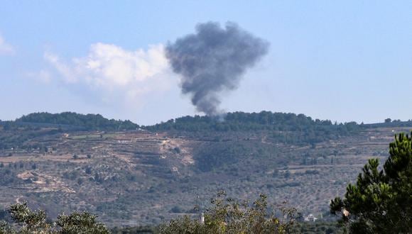 Una fotografía tomada desde la aldea fronteriza de Tayr Harfa, en el sur del Líbano, muestra humo que se eleva desde una colina cerca de la aldea de Al-Bustan tras un ataque israelí. (Foto de AFP)