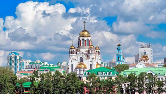 La Catedral de la Sangre Derramada, con sus cúpulas doradas, destaca en el paisaje de esta urbe. (Ministerio de Educación de Rusia)