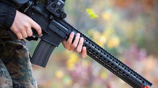 El rifle AR-15 con el que Salvador Ramos mató a 19 niños en una escuela de Texas es más barato que un iPhone