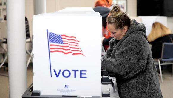 La gente vota en las elecciones de mitad de período de Estados Unidos en Wolverine Lake, Michigan, el 8 de noviembre de 2022. (JEFF KOWALSKY / AFP).