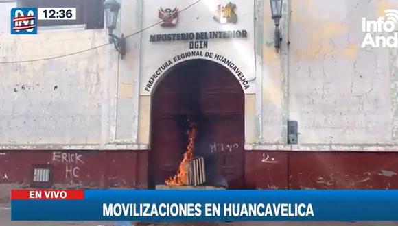 Manifestantes quemaron objetos en la puerta de la prefectura de Huancavelica | Canal N / Captura de video