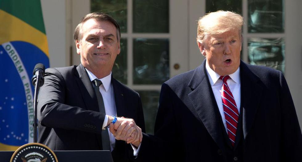 El presidente de Estados Unidos, Donald Trump (derecha), estrecha la mano de su homólogo brasileño, Jair Bolsonaro (izquierda), tras la reunión mantenida entre ambos mandatarios en la Casa Blanca. (Foto: Archivo/EFE/Michael Reynolds).