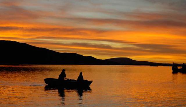 Lago Titicaca, Puno. Mira el atardecer en el lago Titicaca –que tiene 8.559 km2–, considerado por los antiguos pobladores como una pacarina (lugar sagrado donde nace el sol). Pero además de la puesta de sol, visita a las ruinas preíncas Hanan Kari y Urin Kari, y a las islas de los Uros. (Foto: iStock)
